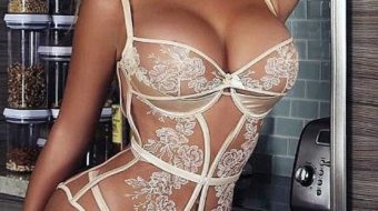 32EC025500000578-3527719-Anastasiya_says_that_the_modern_woman_must_be_valued_and_pretty_-m-35_1460014799105